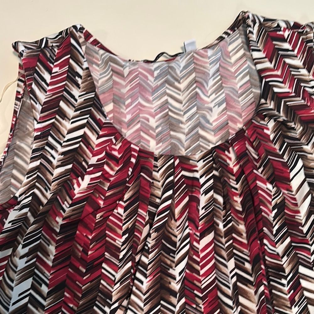 Chevron Pattern Sleeveless Top - Picture 2 of 5